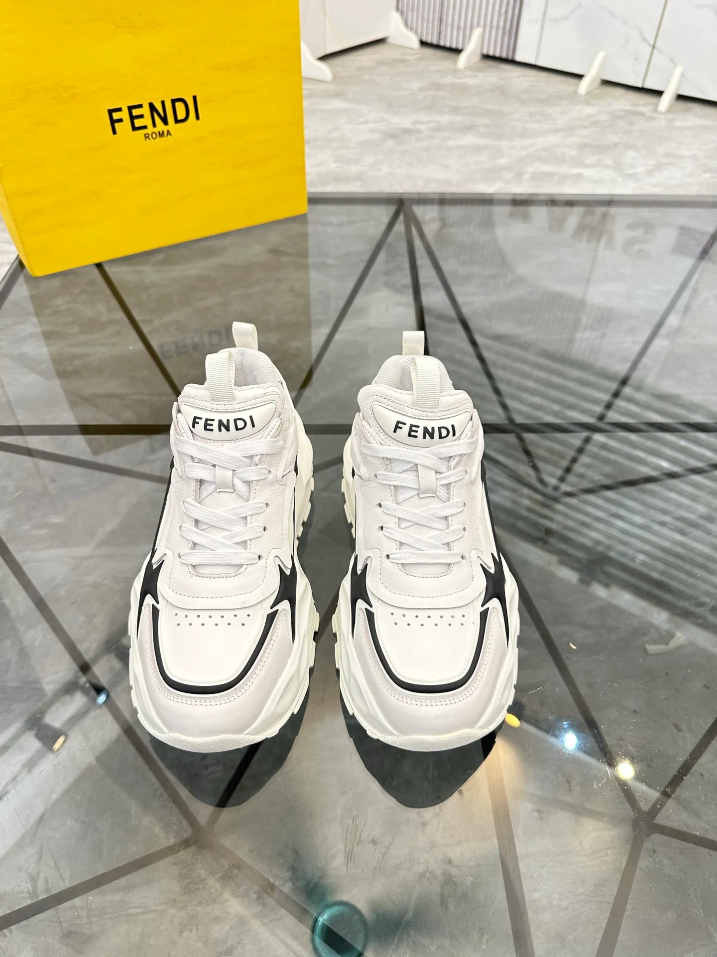 Men's shoes: 💰P580¥ Product trademark: Fendi* "Fendi*" low-top sports shoes Regular size: 39-44 (can be customized to 38.45.46) Product material: imported cowhide upper, breathable lining, original outsole. No.: 0008